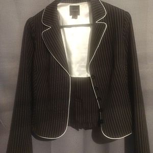 Skirt suit